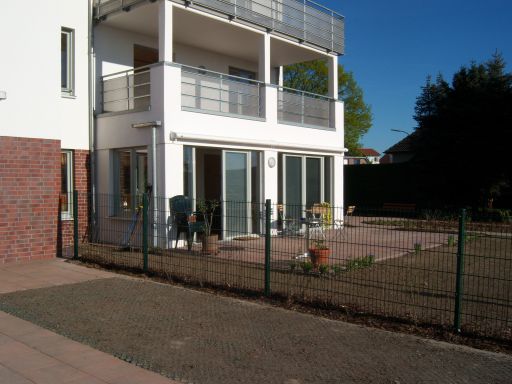 An den großzügigen Wohn- Essbereich schließt direkt die sonnige Terrasse mit gesichertem Garten an.